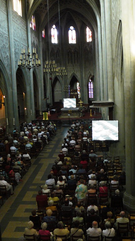 Le public dans la nef de la cathédrale de Chambéry